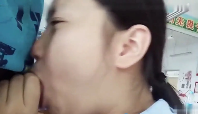 趁同学们还没来教室男友解开拉链喂女友吃棒棒.