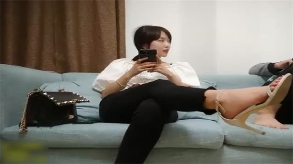 对这个贴身白衣的丰满美女无法抵挡肉体丰腴迷人前凸后翘跪爬