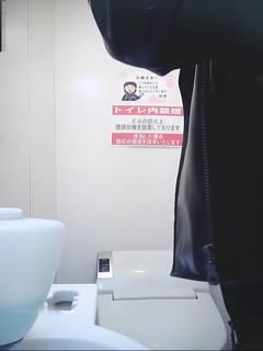 美女如云美容院公共女厕正面偷拍_