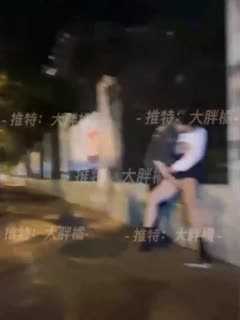 【11.25惊天大瓜】芭比Q了！女孩喝多被路人当街玩B，路边