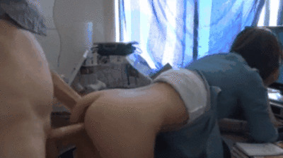 男友电脑桌后入狂顶蜜桃臀 湿身娇喘呻吟猛操白嫩美臀
