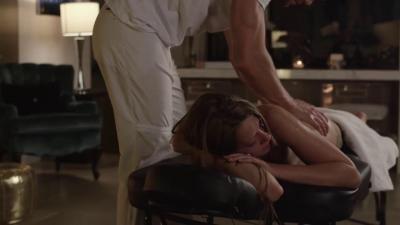 按摩师福利太好！女顾客主动求操，边按摩边被插到高潮！