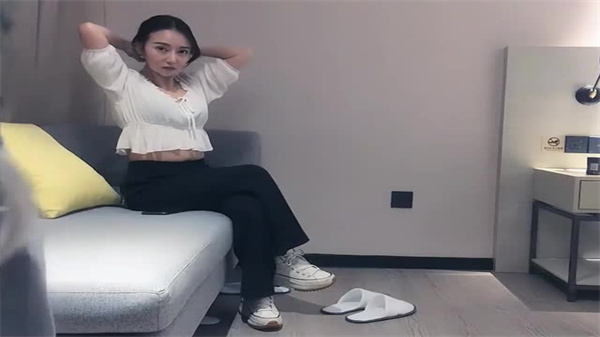 清纯168外围美女，隔裤狂撸巨屌，乖巧听话彻底沦陷！