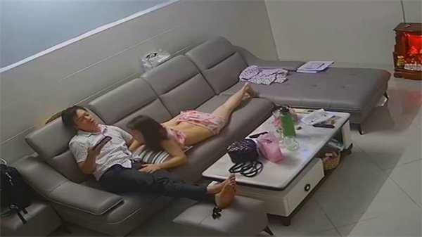 新婚人妻蜜月激情！客厅高清偷拍，淫荡娇妻被老公爆操内射狂潮！