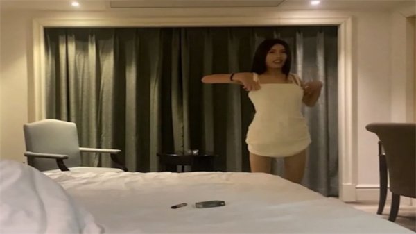 细狗女孩夜夜饥渴 娇喘不停被山鸡哥猛干到天亮