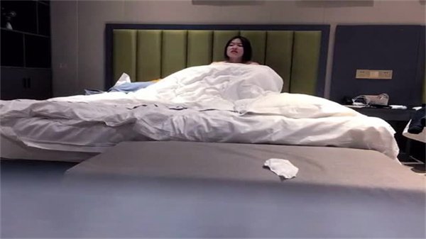 巨乳女学员惨遭色狼教练酒店爆操 浪叫连连被内射灌满