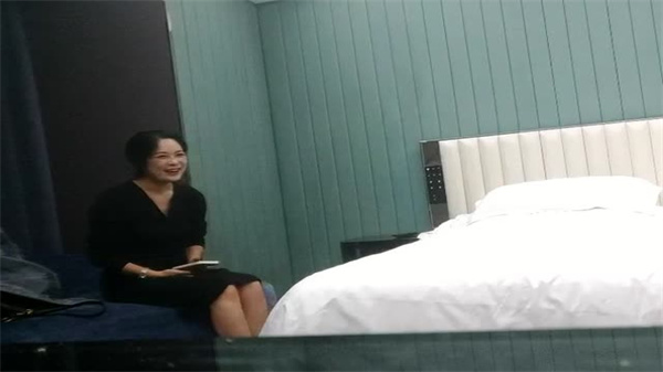 巨乳外围女苦等一小时 爆操深情探花极致服务