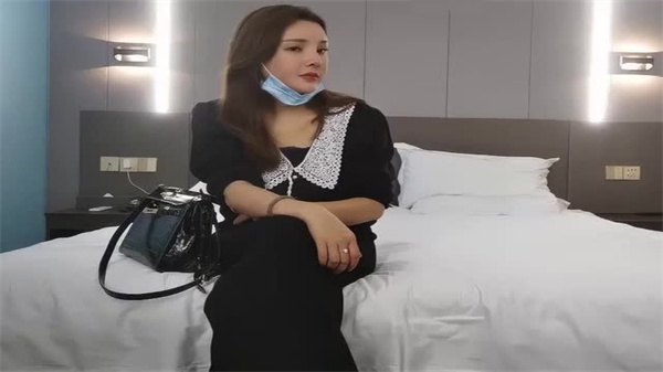 深夜场极品黑衣大长腿骚妹被爆操内射