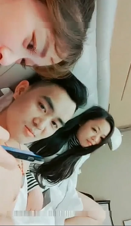 帅气男主播约两位极品良家美少妇，豪华套房一龙二凤边操边直播，骚穴狂干内射颜射