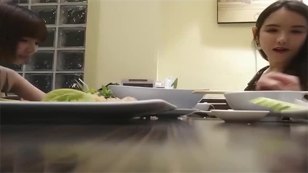 吃饱才有劲儿被狂操！自助餐后极品双姝肉体交缠淫荡双飞