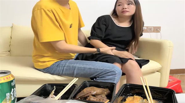 瘦猴逆袭！巧舌勾搭清纯良家妹，操到淫穴狂潮迭起！