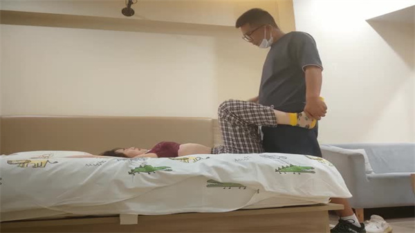 探花猛将出击！21岁极品嫩妹被操到高潮迭起，骚穴喷水求狂肏！