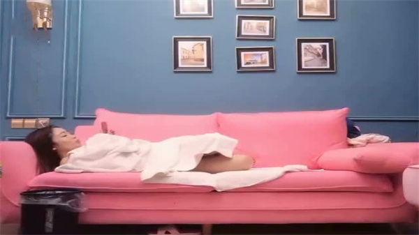 偷拍 高价约炮长腿苗条贫乳御姐 沙发上狂插内射！