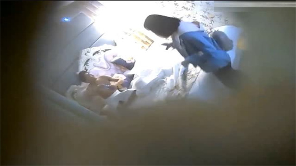 偷拍极品人妻私处干涩，猛烈贯穿爆出淫水高潮连连