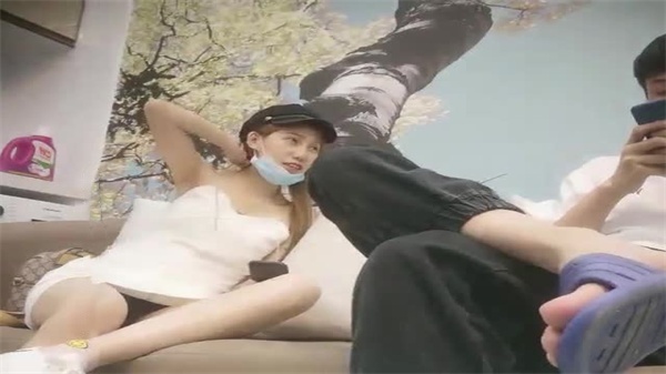 深夜探花黑帽激战！纹身辣妹苗条身躯高潮不断，淫荡黑丝被猛操到白浆四射