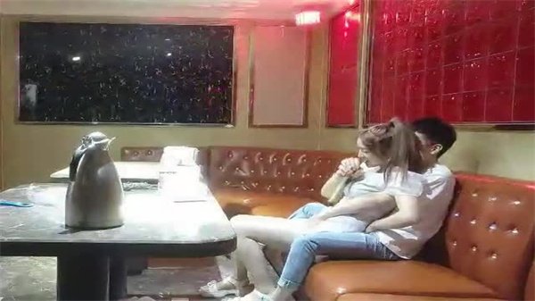 探花炮哥独家商K偷拍！顶级骚货被狂操沦陷，骚穴淫水泛滥内射实录！
