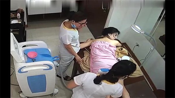 黑客狂入侵！美体中心摄像头被破解，极品美乳骚穴高清直播，私密肉体全曝光！