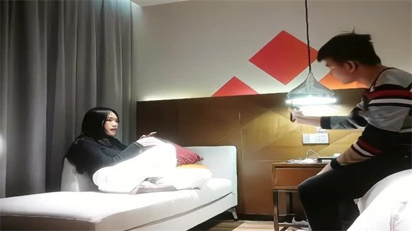 第一次就被猛男狂操！花臂极品新人妹子娇嫩骚穴内射到崩溃