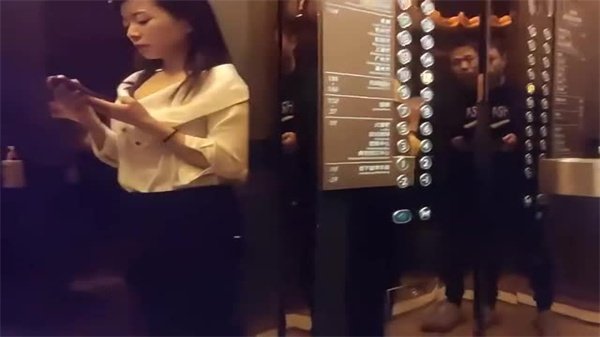 探花小秋勾搭22岁极品嫩妹，酒店开房直接狂操，嫩穴榨干汁水横流！