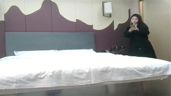 探花一哥狂干23岁极品四川嫩妹：娇嫩新人被猛烈肏翻！
