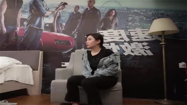 代班小哥约炮牛仔外套尤物，酒店狂干内射