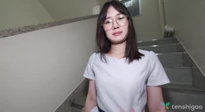 FC2PPV-4804234身材苗条的麻美在女仆咖啡厅工作