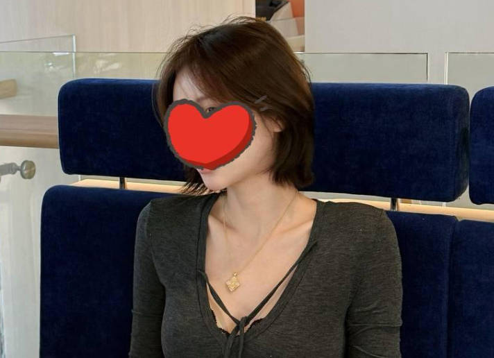 姐姐在洗澡冲进去抱着姐姐就进行强奸