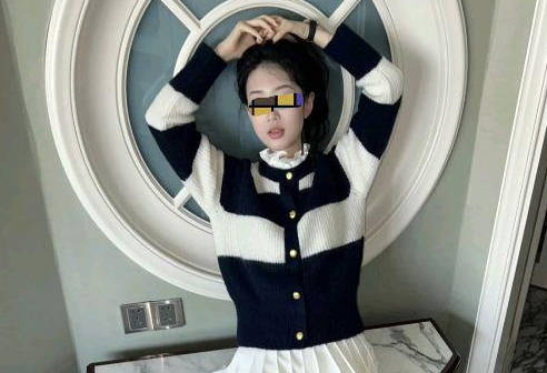 搂着女儿在沙发上看她玩王者游戏一番纠缠下终于修成正果内射了女儿