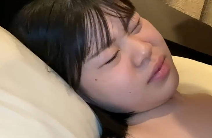 FC2PPV-4840818-拥有娃娃脸的黑发女孩