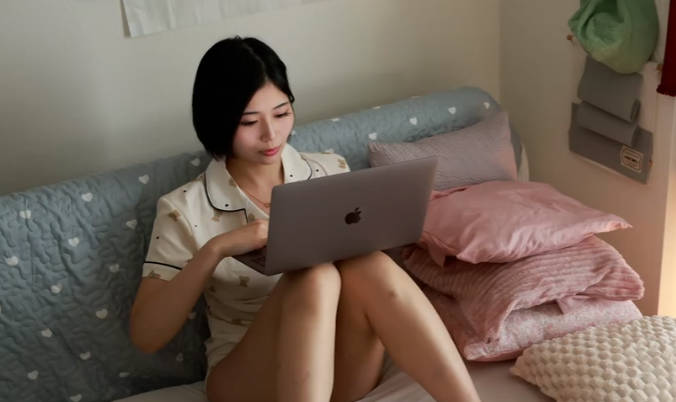 AKDLD-360 知的なOL営業さん 真面目な学生時代からの反動でキスだけで相手を好きになってしまいチンポ狂い