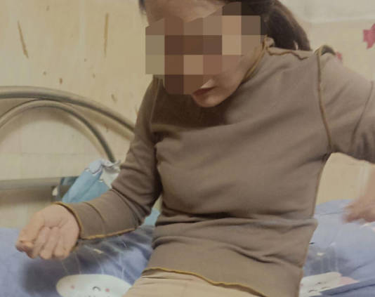 以为妈妈有别的男人半夜跑来最后是自己爬上妈妈的床