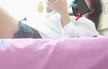 老妈跟隔壁老王打电话聊骚我他妈看不下去就把她强奸了惊动隔壁的爸爸