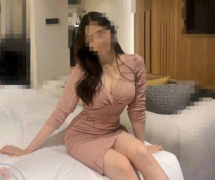 躺在床上的嫂子害怕的往后退我忍不住上去就把嫂子干了