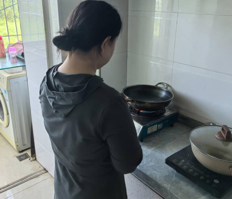 让姐姐给我吃好几天没洗的鸡吧把姐姐给恶心后操了她