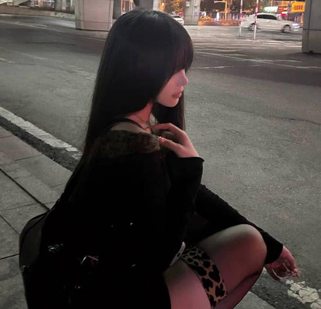 痴汉尾随美女强操至高潮后竟被她老公发现暴打