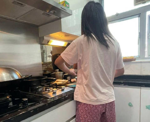 姐姐在打扫卫生姐夫在卧室打王者忍不住强上了姐姐