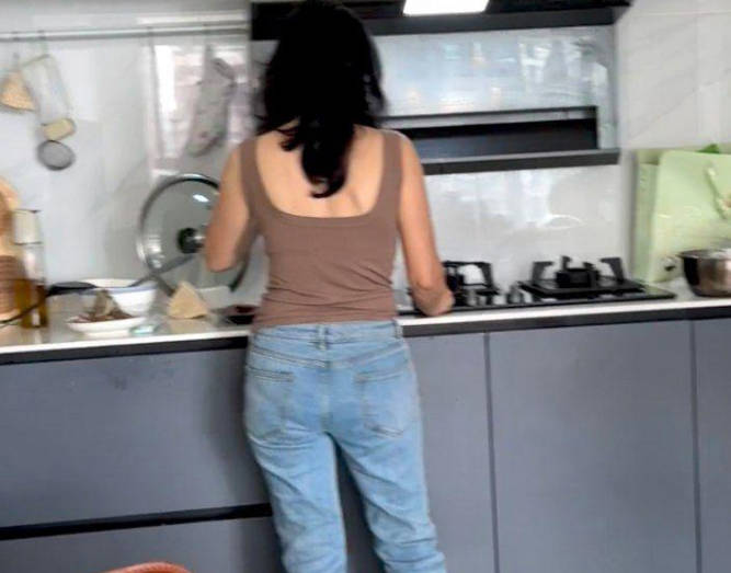 看到妈妈跟爸爸在打电话就把老妈给强奸了老爸把我送进了医院