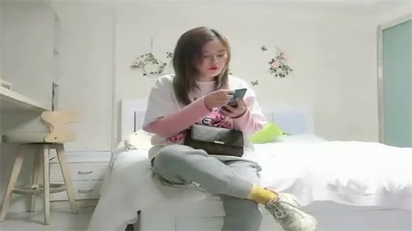 肉感骚妇偷情狼友惨被渣狼友偷拍..._