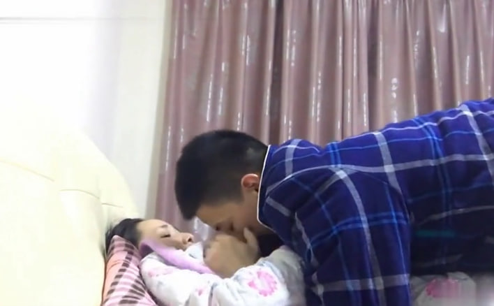 小别胜新婚的小情侣好不容易见上面当然要把握春宵啪啪啪