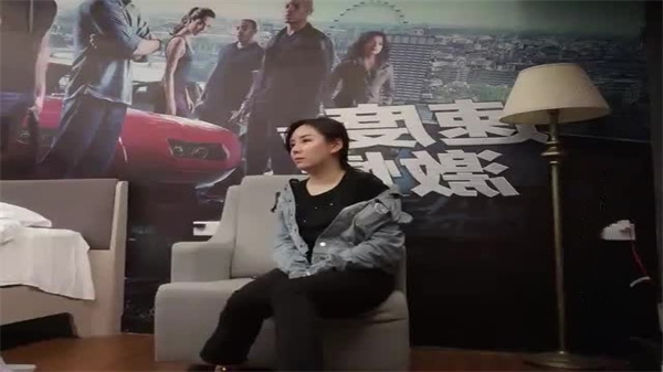 小哥约了个牛仔外套妹子沙发扣逼