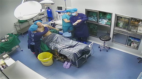 泄露美女注射隆胸过程全纪录爱美不怕痛_