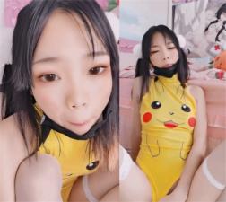 小仙云儿穿皮卡丘情趣紧身衣疯狂自慰！边抠穴边舔舐下体流出的爱液