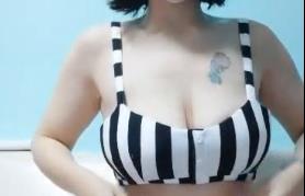 短发巨乳人妻自慰实录：白丝美足跨坐沙发，电动棒狂插湿穴高潮喷水，欲罢不能！