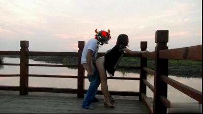 蜜月夫妻的激情擂台：按摩房、风景、泳池，处处都是做爱战场！