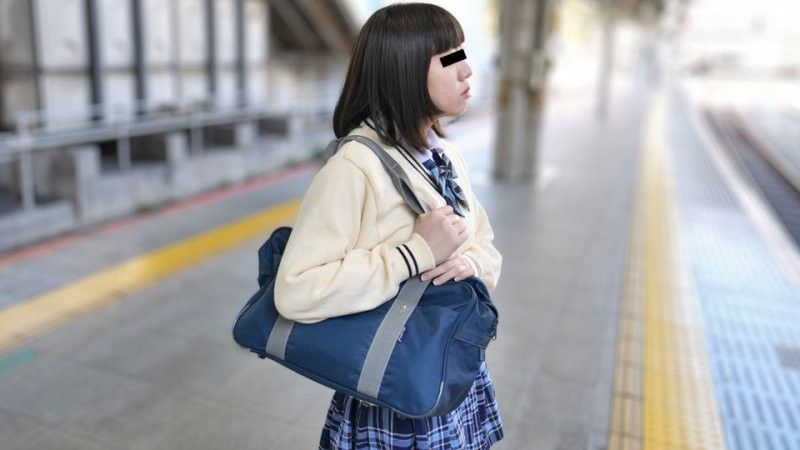 制服少女山中しおり正当进食惨遭盯上！番号10musume_030125_01激录偷食现场
