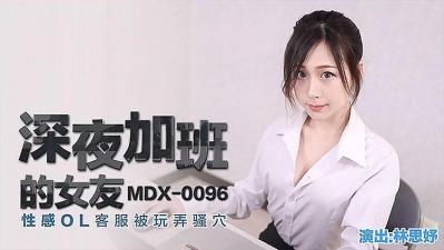 扛起双腿后入狂抽猛插，震动棒旋转玩弄花心高潮迭起