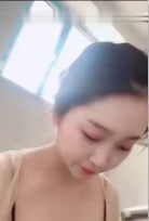 20岁超正嫩妻外出大胆秀豪乳！回家穿性感丝袜为丈夫美足侍奉