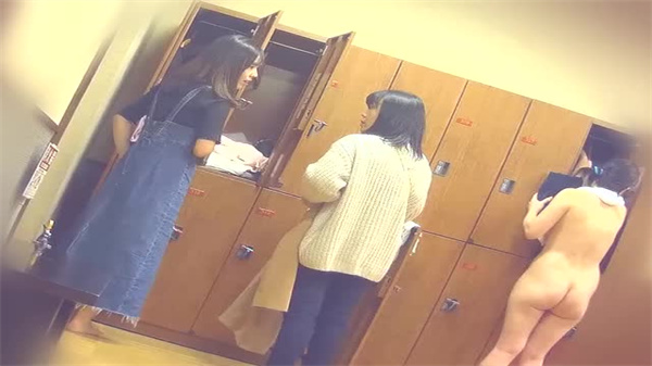 11月新作：大众浴场女更衣室湿身诱惑