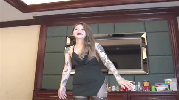 PANS精品新作：气质女神果汁真空上阵！黑丝无内大尺度露穴，嫩鲍一览无遗！