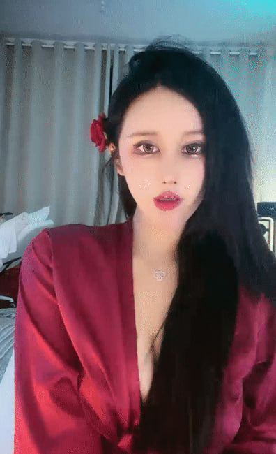 极品网红女神奶油来袭！性感睡衣大红唇，掰开无毛骚穴骑乘假屌，大肥臀特写狂摇